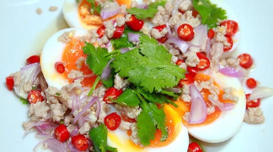 ไข่ต้มสุดแซ่บโรยด้วยหมูสับสุดซี๊ด